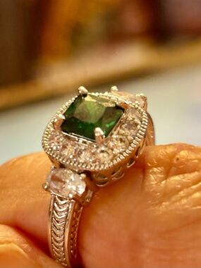 💗💗💗Emerald Green Halo Cocktail Ring -925 silver untested size7